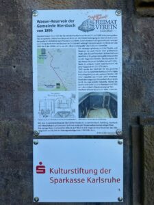Das alte Ittersbacher Wasserreservoir mit der renovierten Eingangstür