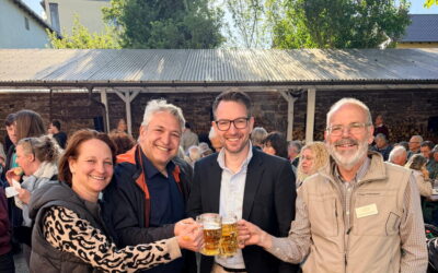 Maibaumstellen begeistert bei strahlendem Sonnenschein