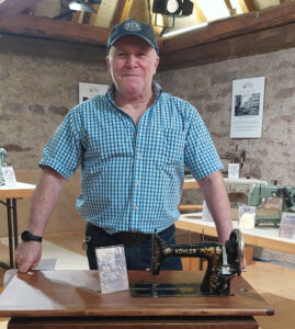 Josef Fakesch mit seiner ersten Nähmaschine, die er von seiner Oma bekam. Mit ihr begann seine Leidenschaft fürs Sammeln historischer Nähmaschinen!